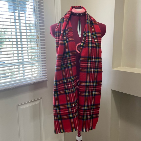 Le chateau unisex red multicoloured plaid made in Korea scarf. Used. - Picture 8 of 8
